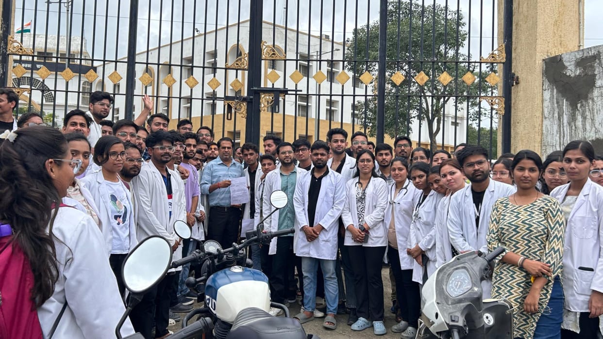 The strike of intern doctors of Bundelkhand Medical College continues for the second day