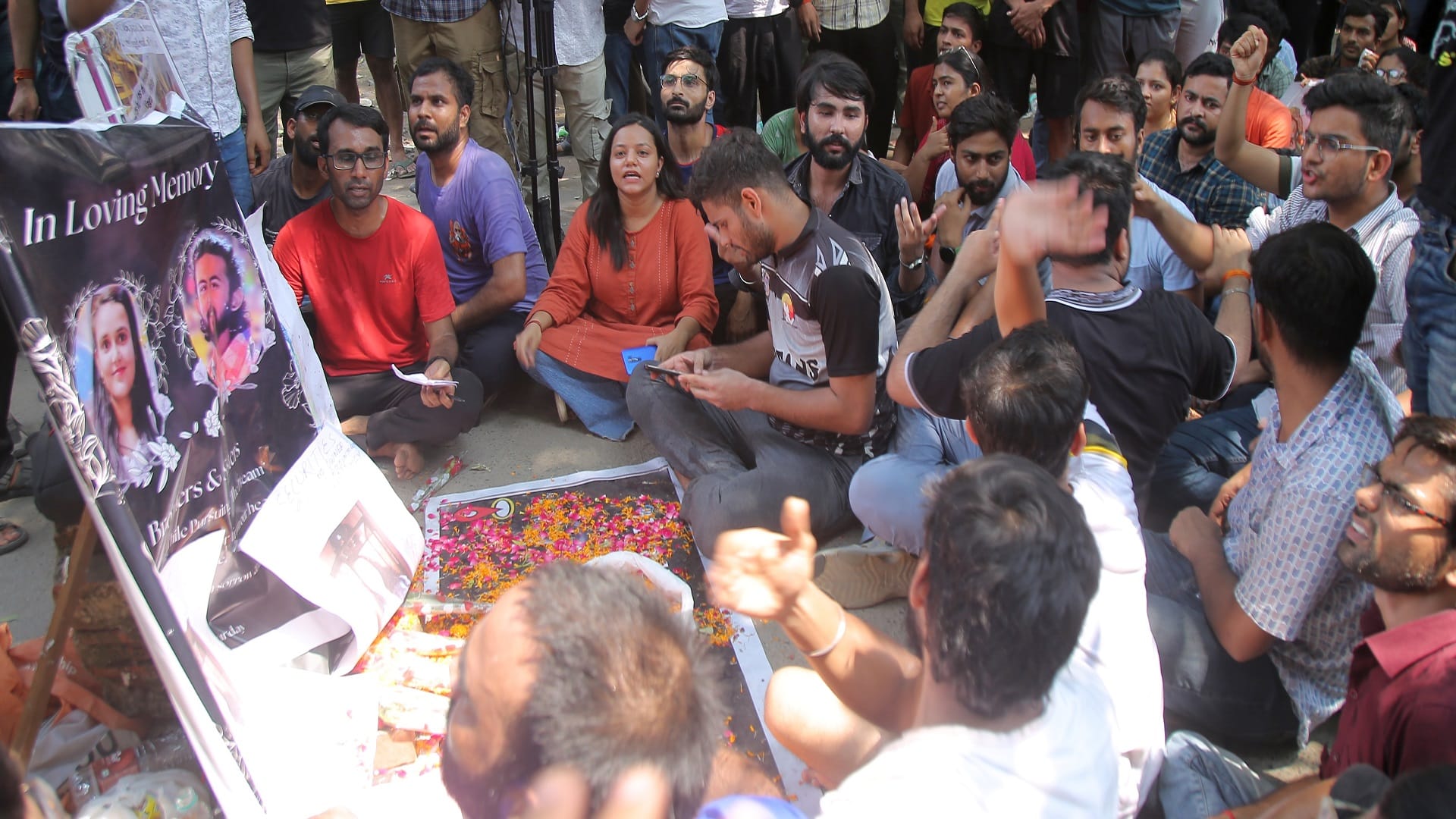 प्रदर्शन करते छात्र