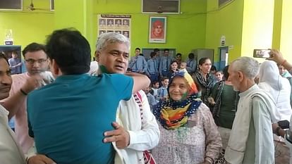 Manu Bhaker: जश्न में डूबा गांव गोरिया, ग्रामीणों ने खेली होली, मनु का मैच देखने के लिए लगाई थी स्क्रीन Paris Olympics 2024 big screen installed in school to watch Manu bhaker match goriya people celebrate Holi