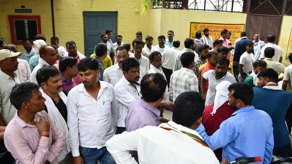 In Gorakhpur, Lineman climbing a pole to fix a fault fell down due to electrocution, died