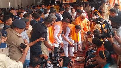 जयकारों से गूंजी धर्मनगरी: सीएम धामी ने पैर धोकर किया कांवड़ियों का स्वागत, हेलीकाॅप्टर से की गई पुष्पवर्षा Kanwar Yatra 2024 CM Dhami welcome Kanwariyas in Haridwar flower shower from Helicopter Photos
