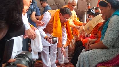 जयकारों से गूंजी धर्मनगरी: सीएम धामी ने पैर धोकर किया कांवड़ियों का स्वागत, हेलीकाॅप्टर से की गई पुष्पवर्षा Kanwar Yatra 2024 CM Dhami welcome Kanwariyas in Haridwar flower shower from Helicopter Photos