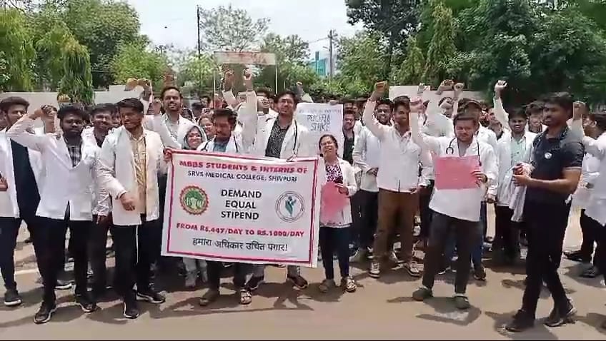 Shivpuri News: Junior doctors on strike demanding salary hike