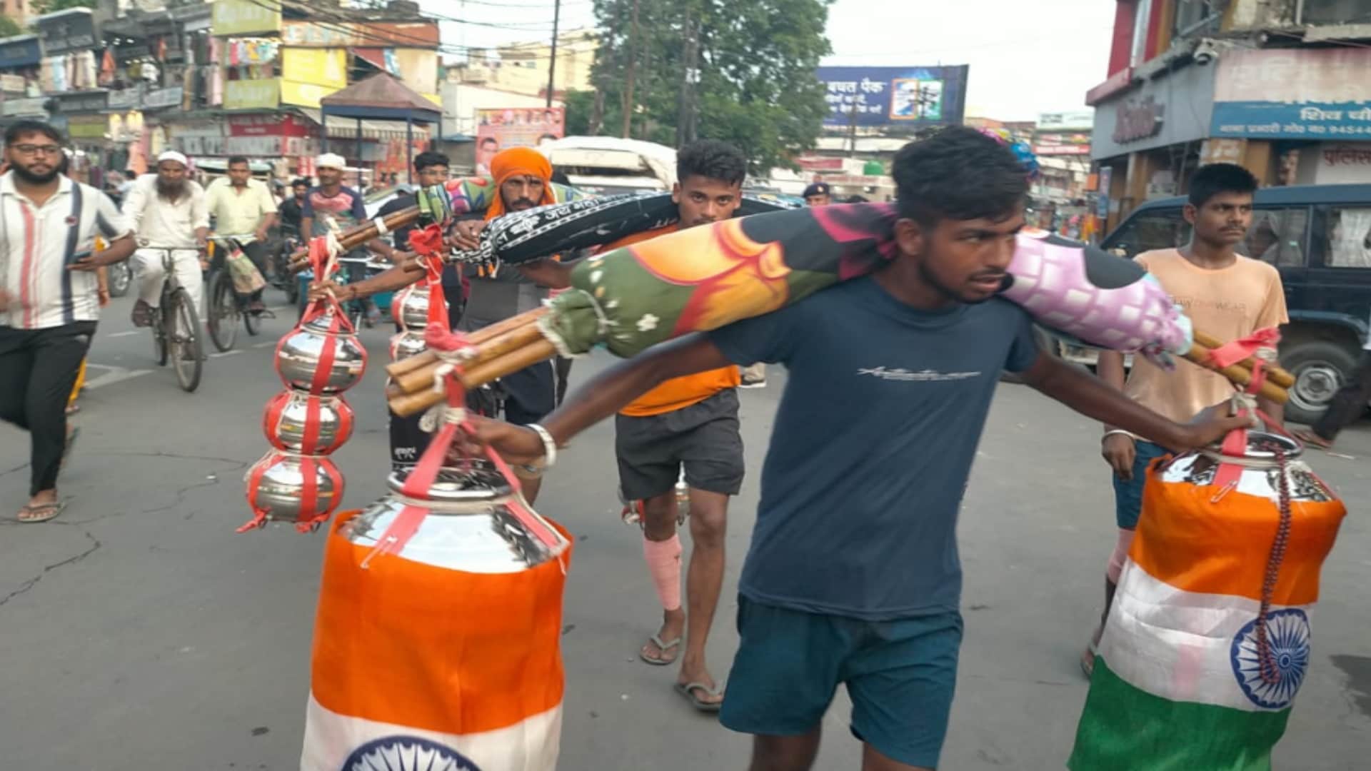 Kanwar Yatra: Shiva devotees are moving forward Even in the scorching heat