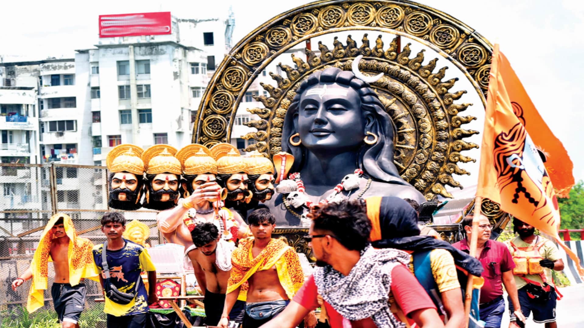 Kanwar Yatra: Shiva devotees are moving forward Even in the scorching heat