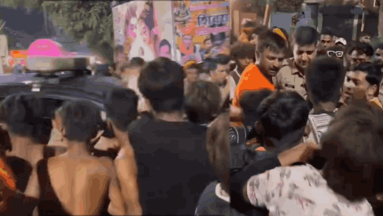 Kanwariyas beat up a transgender on suspicion of theft Near Sihani Gate