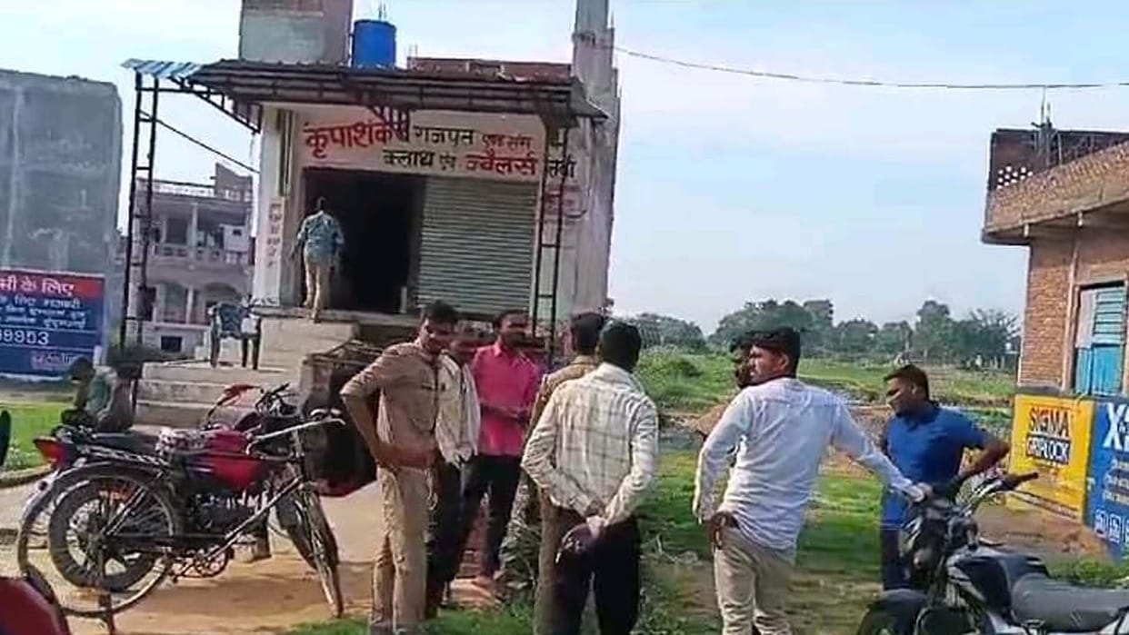 Kannauj: Four miscreants climbed the roof using a rope and held the family hostage