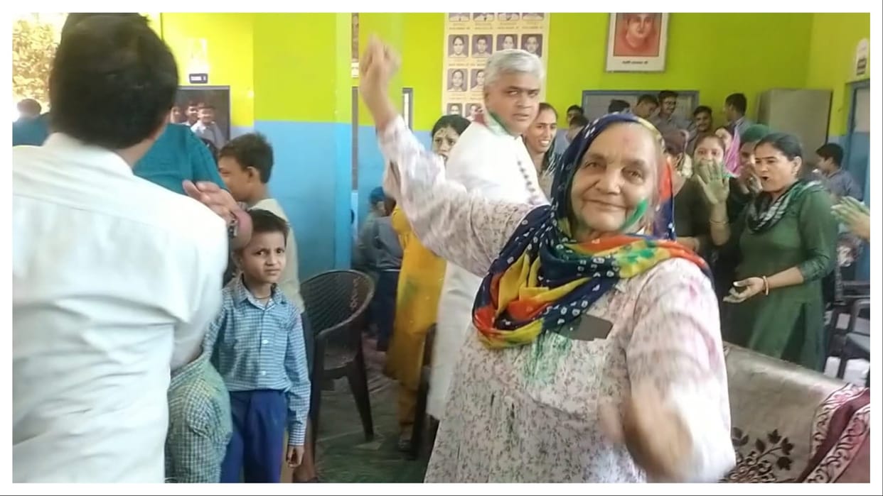 Manu Bhaker Wins Consecutive Two Bronze Medal in Shooting celebration in Village with colors