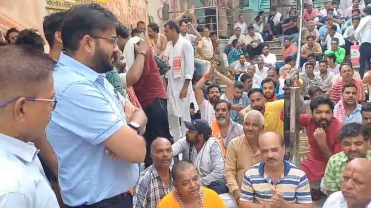 Ajmer News: Priests closed the temple and raised slogans over the death of fishes in Pushkar Sarovar