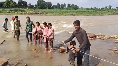 People of Mundari village have been risking their lives by crossing river with help of a rope for last 23 year