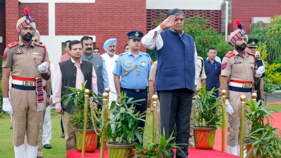 Punjab new Governor Gulab Chand Kataria reached Chandigarh with wife Anita kataia take oath  on wednesday