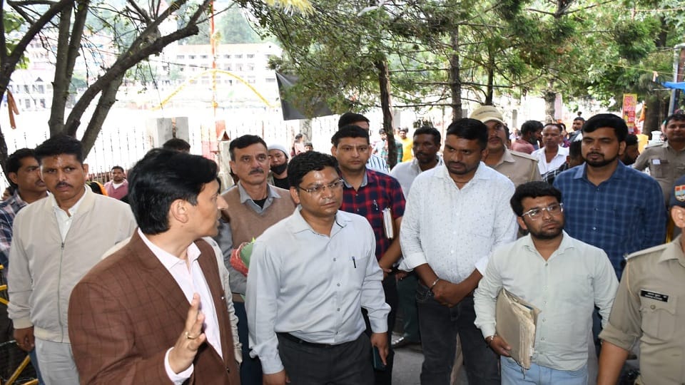 Commissioner Deepak Rawat inspected the canal covering in haldwani