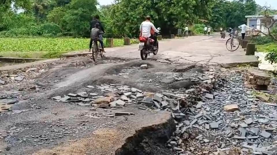 The bridge connecting Bamhani and Chingraud broke in first rain of monsoon in Mahasamund