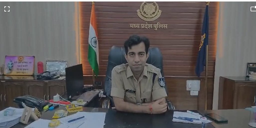 After watching a video on YouTube, two minor girls ran away and reached Bageshwar Dham