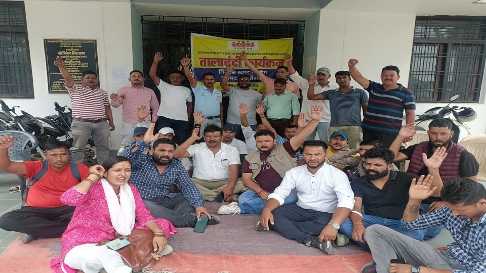 protest for demanding extension of time of Panchayats in pithoragarh