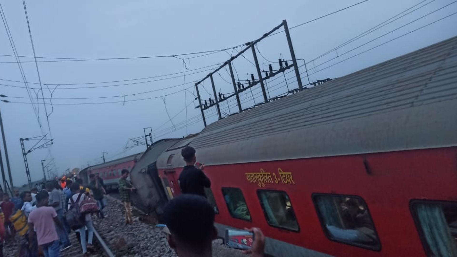 Jharkhand Train Accident Howrah to Mumbai Train Derails, 2 Dead, 6 Injured Resuce Operation Underway