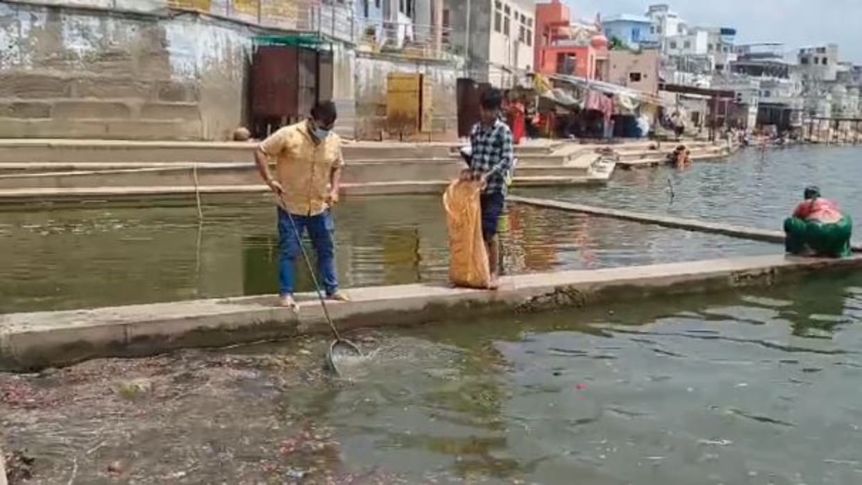 Ajmer: The system collapsed due to sanitation workers going on strike, priests donated labor