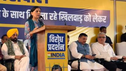 रैली को संबोधित करतीं सुनीता केजरीवाल