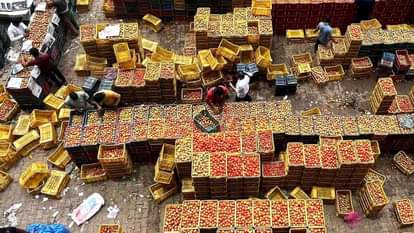 सब्जी मंडी में पड़े टमाटर के क्रेट।