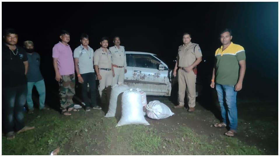 Sagar News: 61 kg ganja worth Rs 9 lakh seized from the car accused smugglers fled from the spot