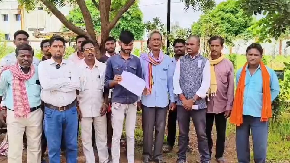 Villagers reached with a request to close the school so that the lives of children are not at risk in Balod