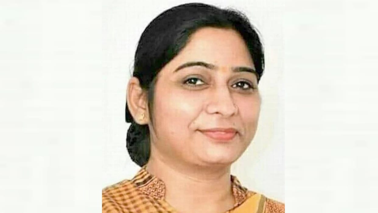 Former MP Sanghmitra Maurya taken in custody.