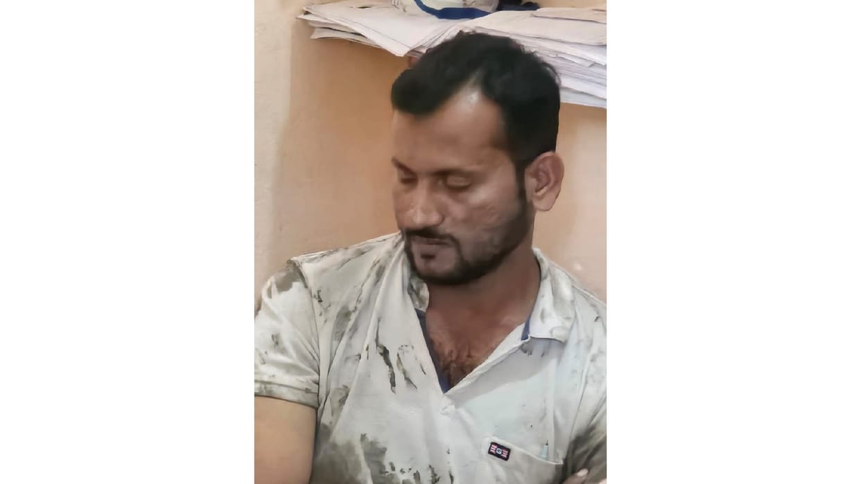 Patwari caught taking bribe of Rs 5000 ran in the field after seeing Lokayukta still could not escape