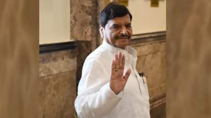During assembly proceedings SP general secretary Shivpal Yadav praised Akhilesh by reciting couplet