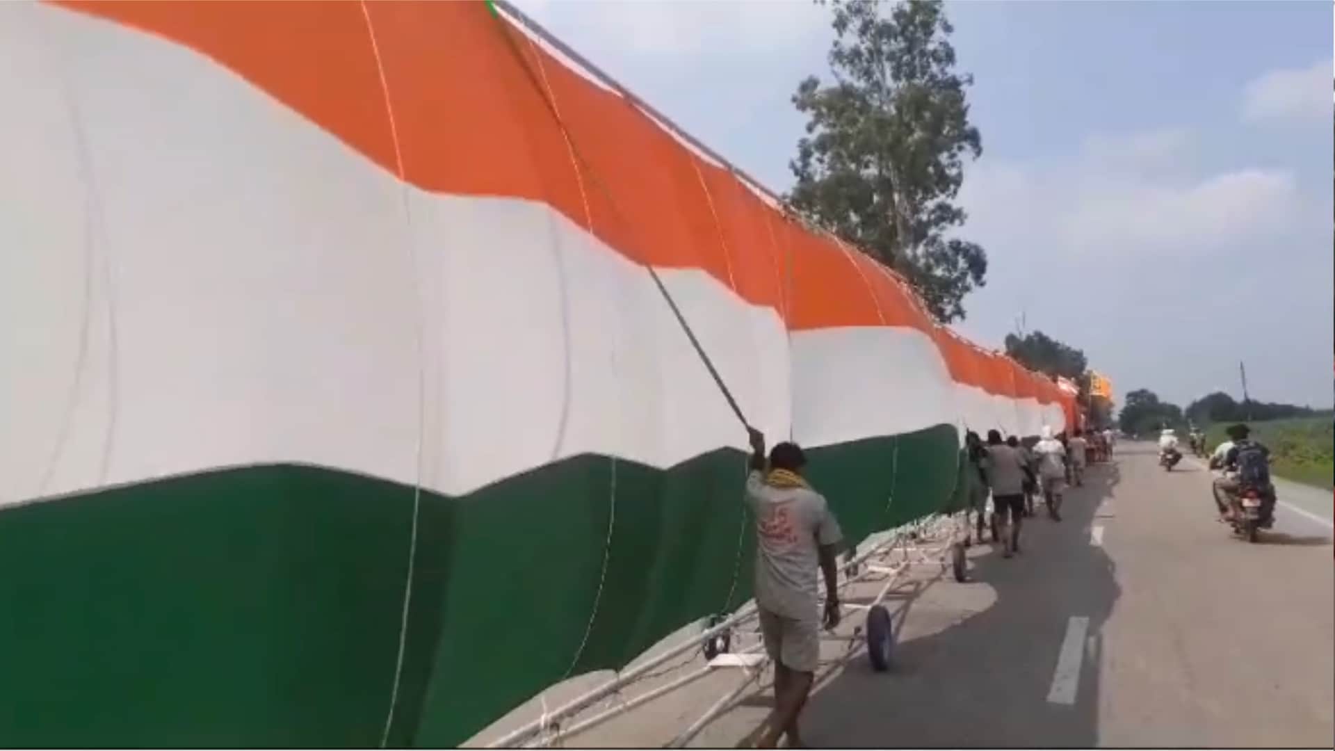 patriotism seen in Kanwar Yatra: Group of Shiv devotees reached Baghpat carrying a 301 feet long Kanwar