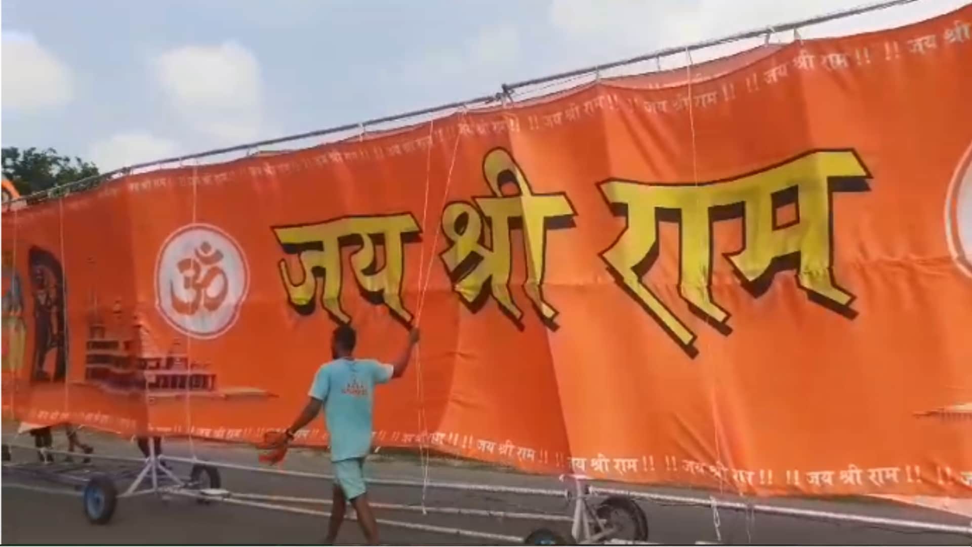 patriotism seen in Kanwar Yatra: Group of Shiv devotees reached Baghpat carrying a 301 feet long Kanwar