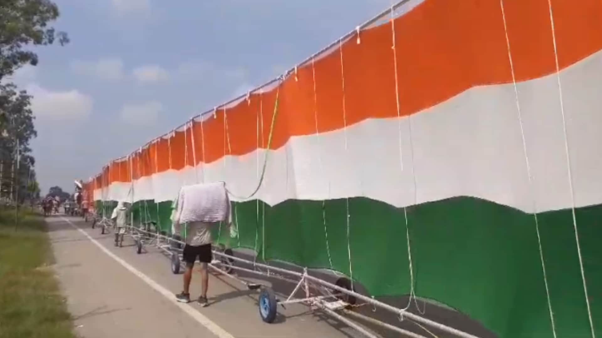 patriotism seen in Kanwar Yatra: Group of Shiv devotees reached Baghpat carrying a 301 feet long Kanwar