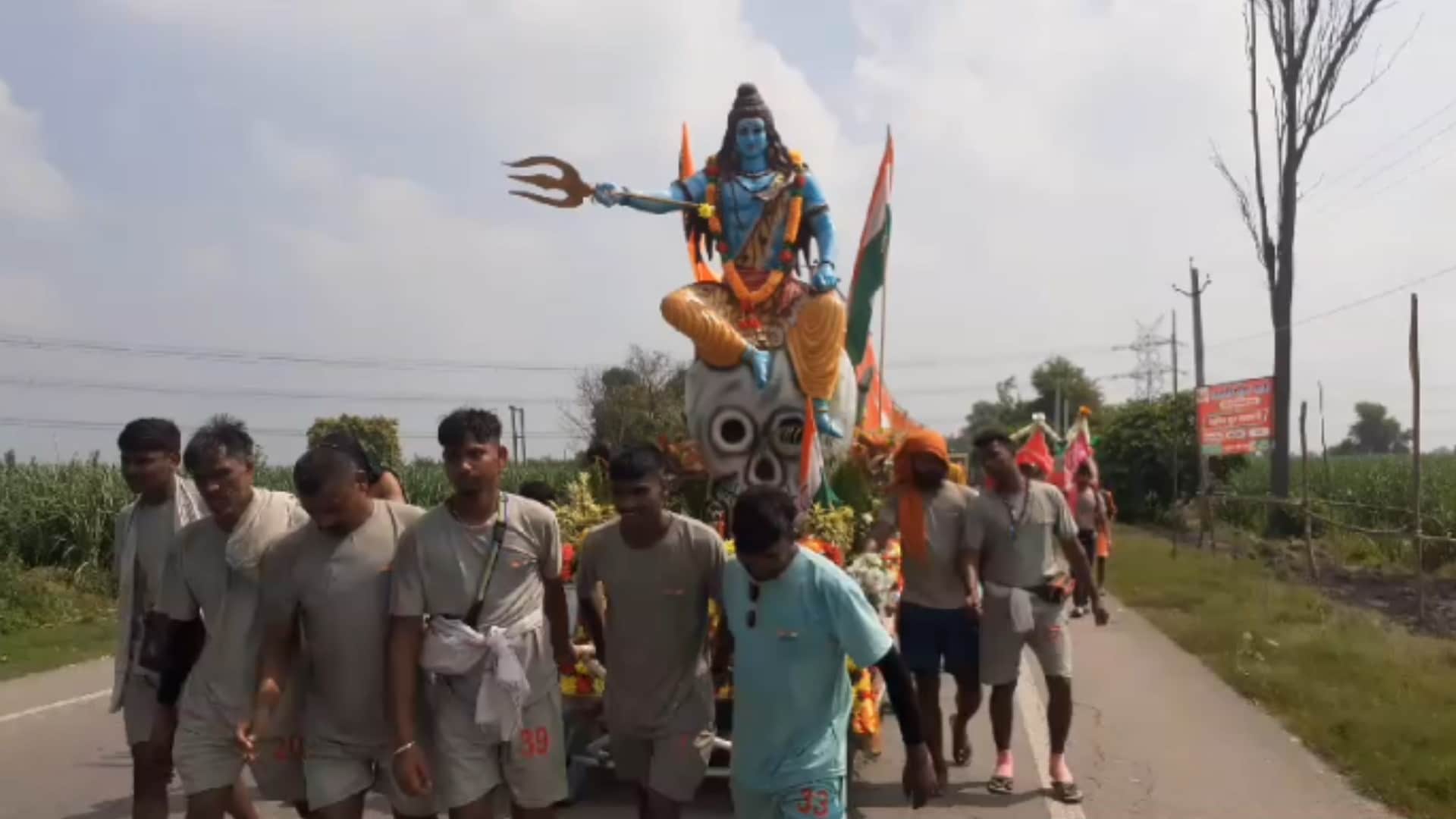 patriotism seen in Kanwar Yatra: Group of Shiv devotees reached Baghpat carrying a 301 feet long Kanwar