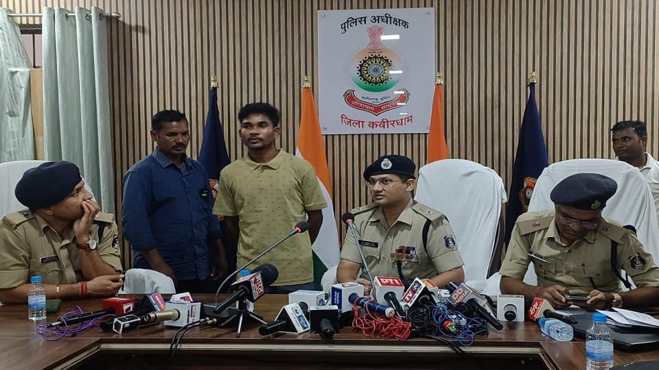 Two Naxalites carrying a bounty of 25 lakhs surrendered in Kabirdham