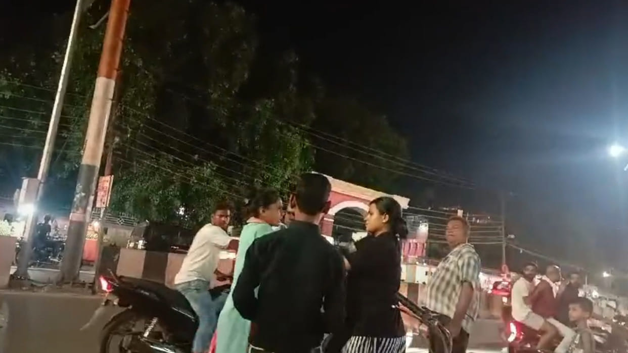 Two women got into a fight in Deoria, passersby somehow rescued the women