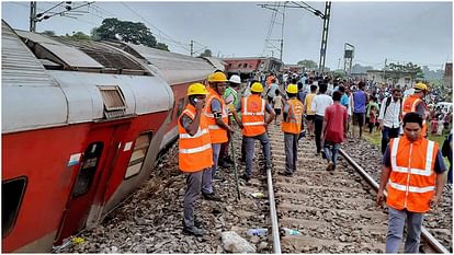 Indian Railway Jharkhand Train Mishap news in hindi Chakradharpur Howara-CSMT Express derailment Updates