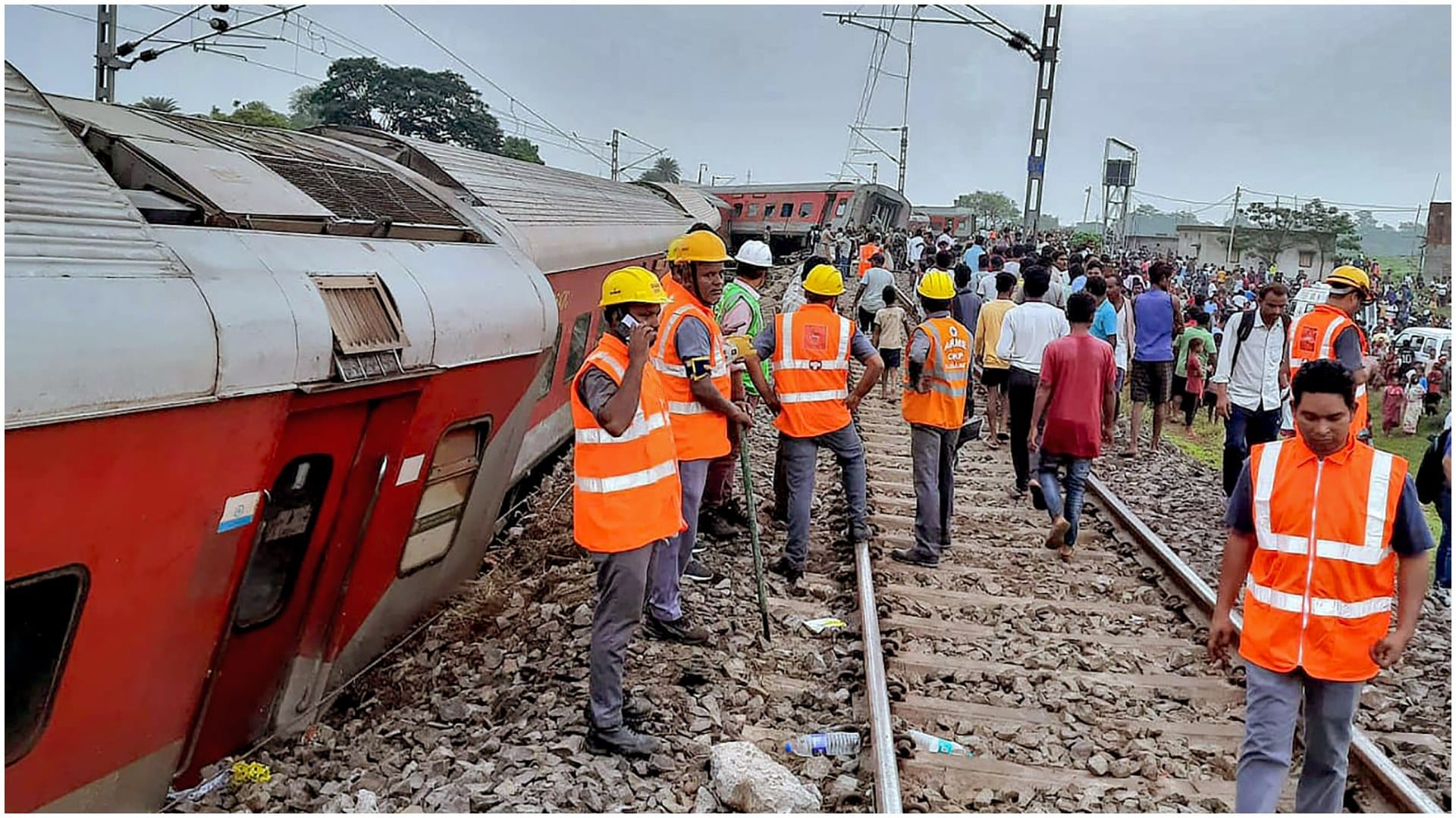 Jharkhand Train Accident Howrah to Mumbai Train Derails, 2 Dead, 6 Injured Resuce Operation Underway