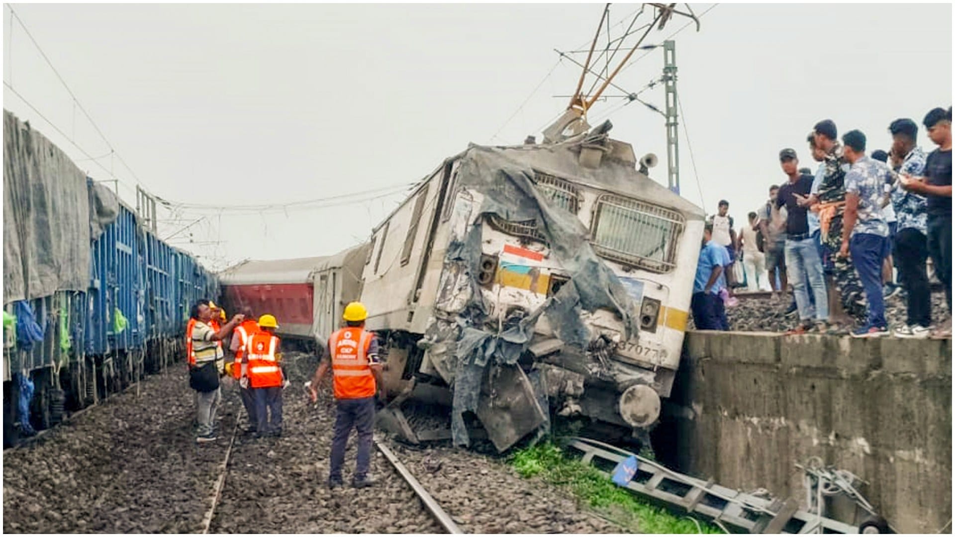 Jharkhand Train Accident Howrah to Mumbai Train Derails, 2 Dead, 6 Injured Resuce Operation Underway