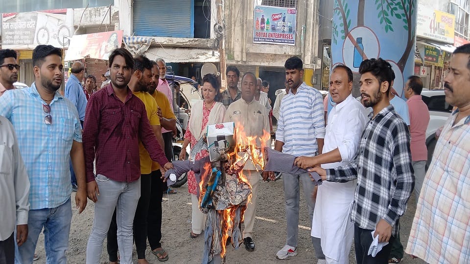 Youth Congress workers burnt the effigy of CM Dhami in kashipur