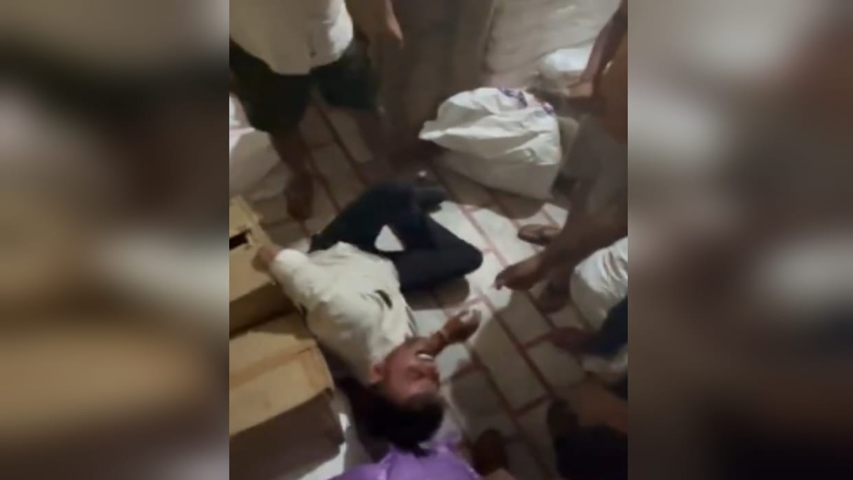 Shamli: Thief beaten up after being held hostage, video goes viral, accused of stealing bundles of cigarettes
