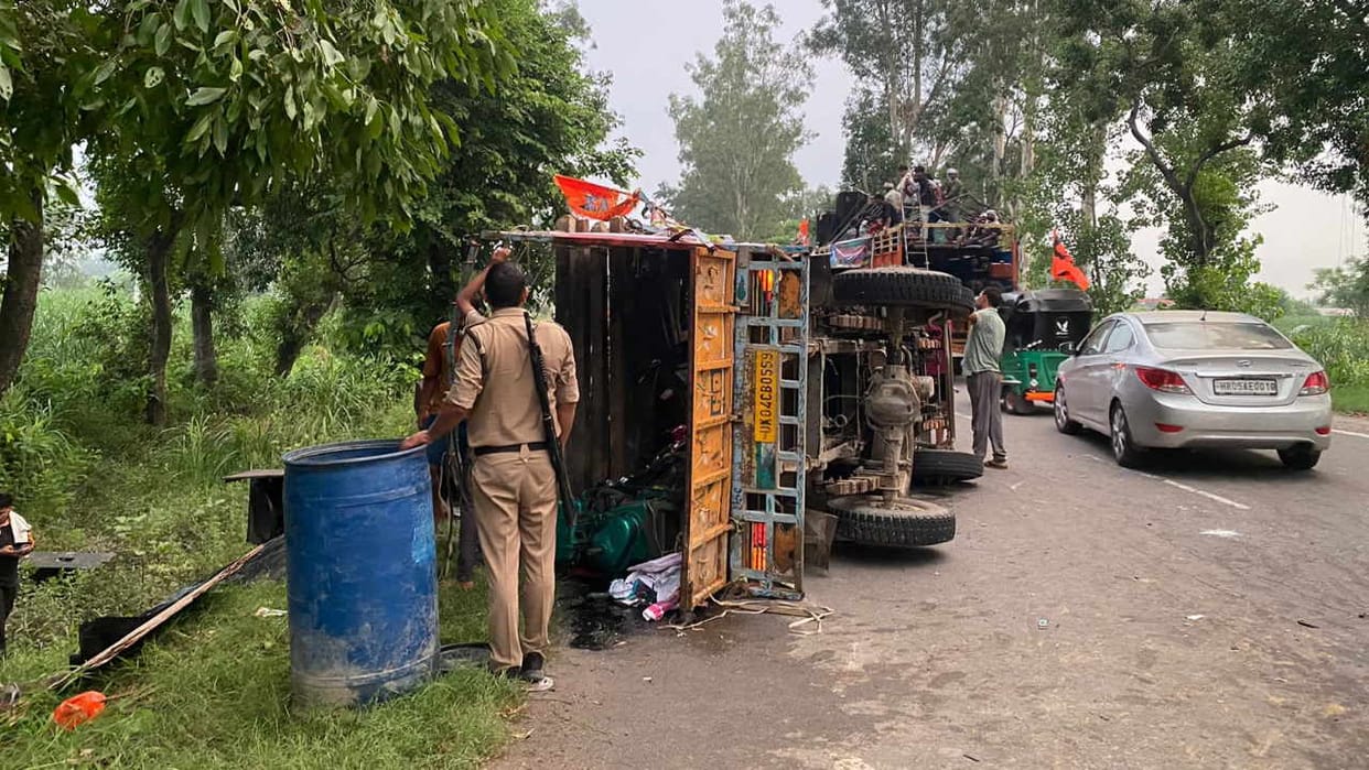 Kanwar yatri vehicle and pickup collided one Kanwar Yatri died nine injured Haridwar Roorkee Uttarakhand News