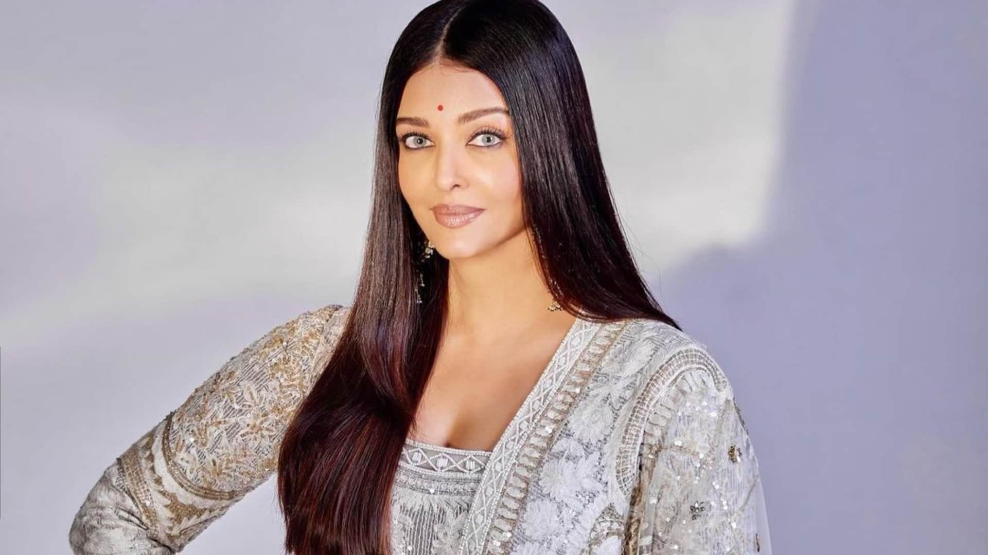Aishwarya Rai Bachchan NewYork vacation alone looks mesmerizing in viral photos poses with fan calls her kind