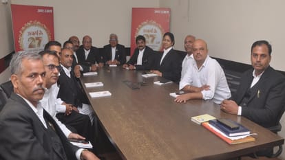 अमर उजाला संवाद में हिस्सा लेते इलाहाबाद हाईकोर्ट के अधिवक्ता।