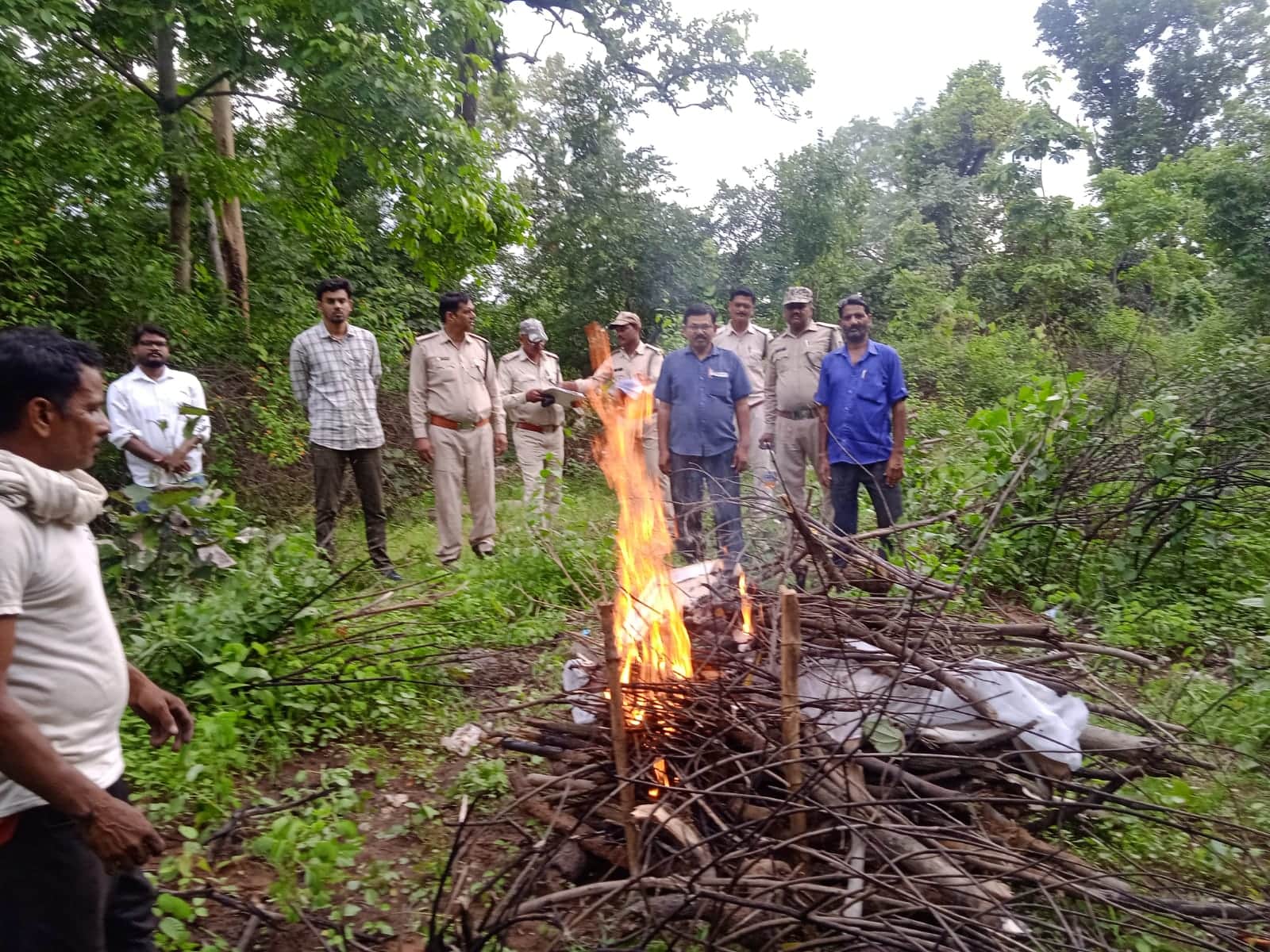 पोस्टमार्टम के बाद चीतल का अंतिम संस्कार किया ।