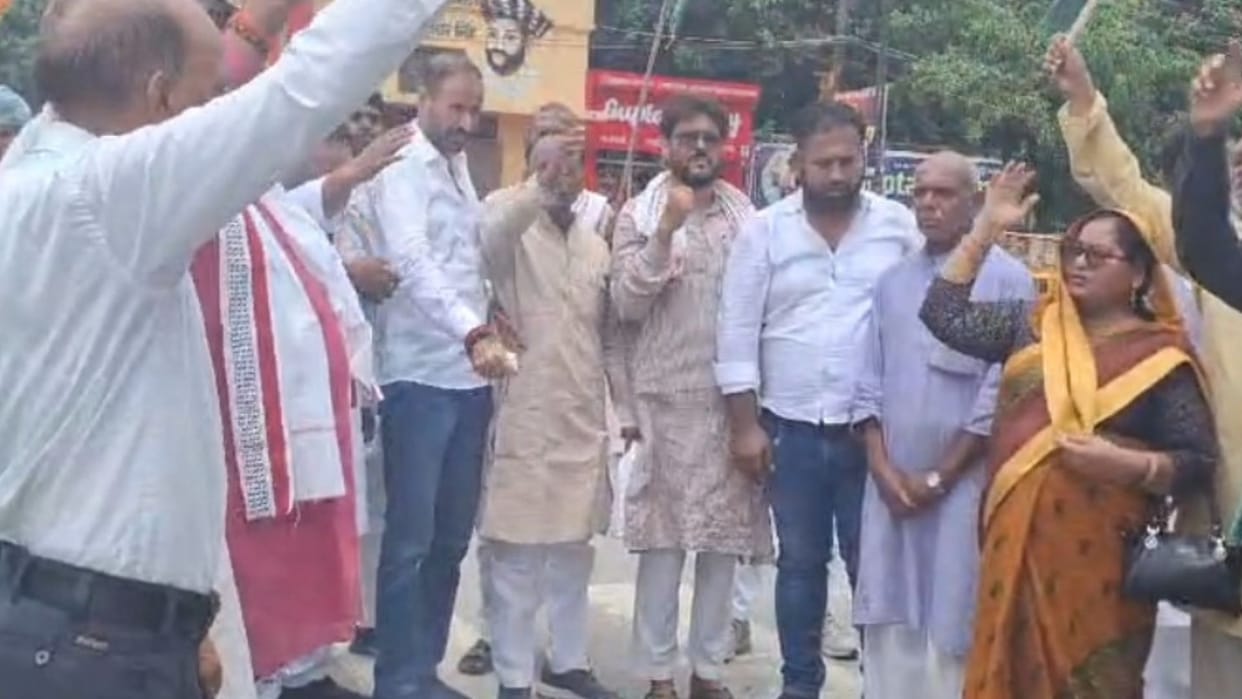 Congress leaders burnt  effigy of Anurag Thakur in Azamgarh