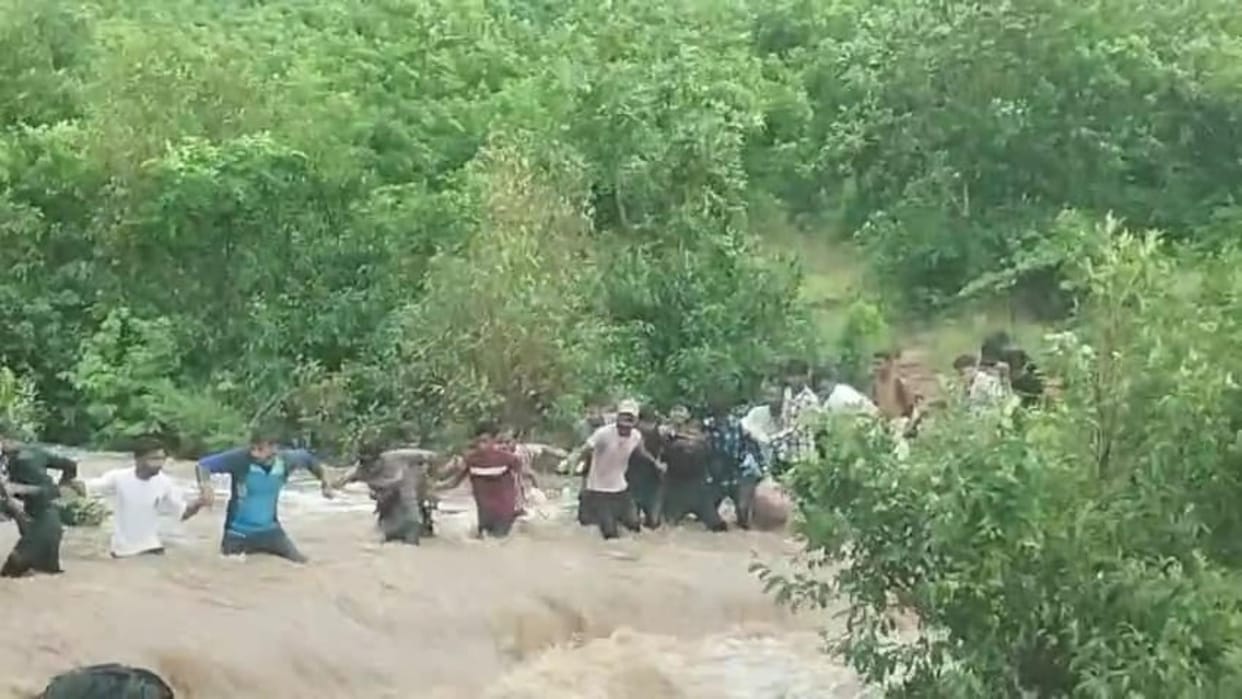 Bihar News : Bihar Flood rescue in rohtas kashish water fall through human chain unity example