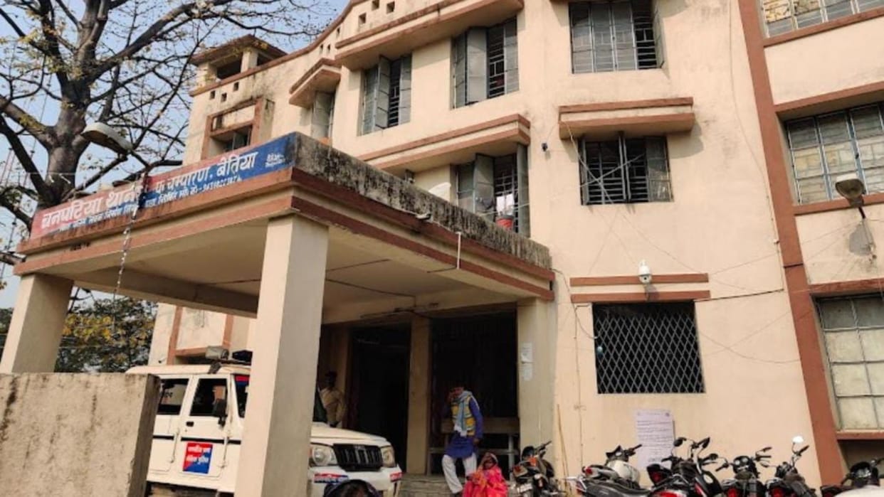 Bihar News : Father cuts daughter in six pieces after boyfriend girlfriend love story came into light bettiah