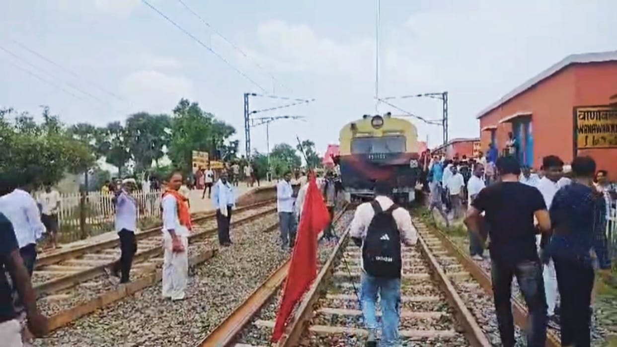 Bihar News: how people saved Rail accident in jehanabad bihar memu train collision with jcb on track