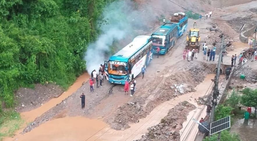 Weather Today: Vehicles stuck on the way from Bihar to Kathmandu; Rain in Nepal causes flood in Bihar