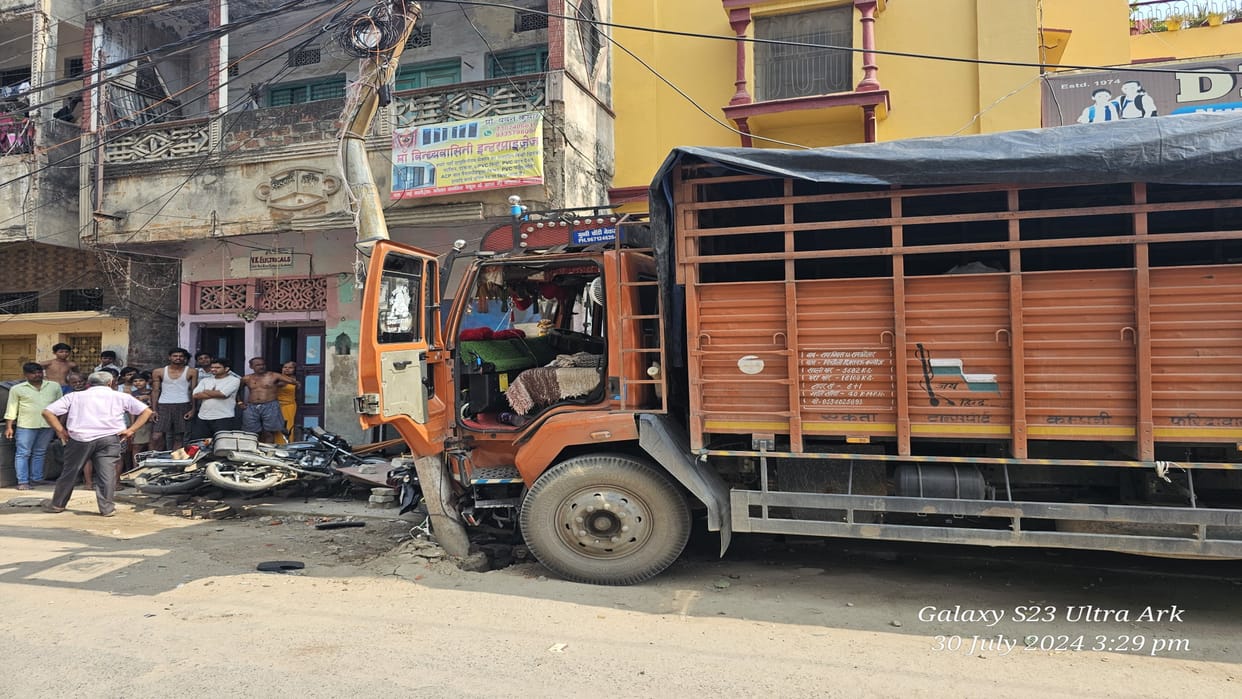 An uncontrolled truck crushed an elderly person, also crushed three two-wheelers