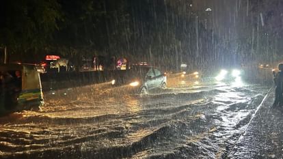 Delhi NCR Rains: मौसम ने ली करवट, तेज बारिश होने से लोगों को उमस भरी गर्मी से मिली राहत; कई जगह जलभराव Delhi NCR Rain People get relief from humidity and heat due to rains